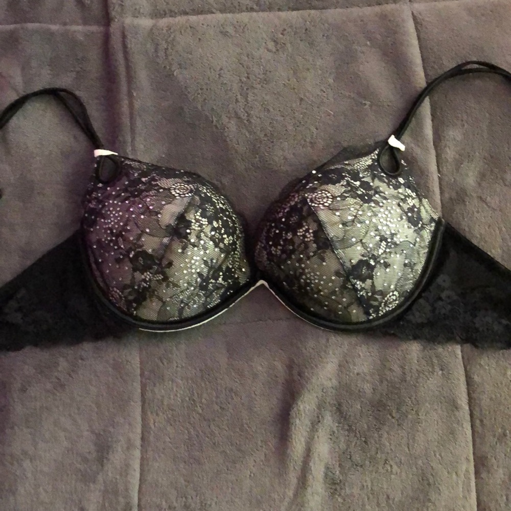 Victoria’s Secret push-up bra only tried it on!